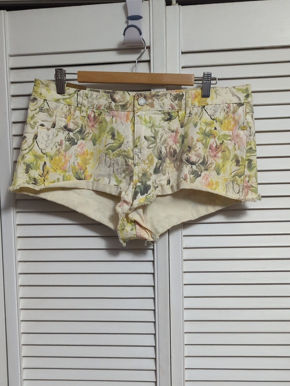 "Insight" Floral Women's Jean Shorts - Yellow & Pink